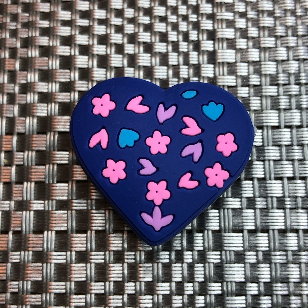 5/$10 Heart crocs charm/jibbitz